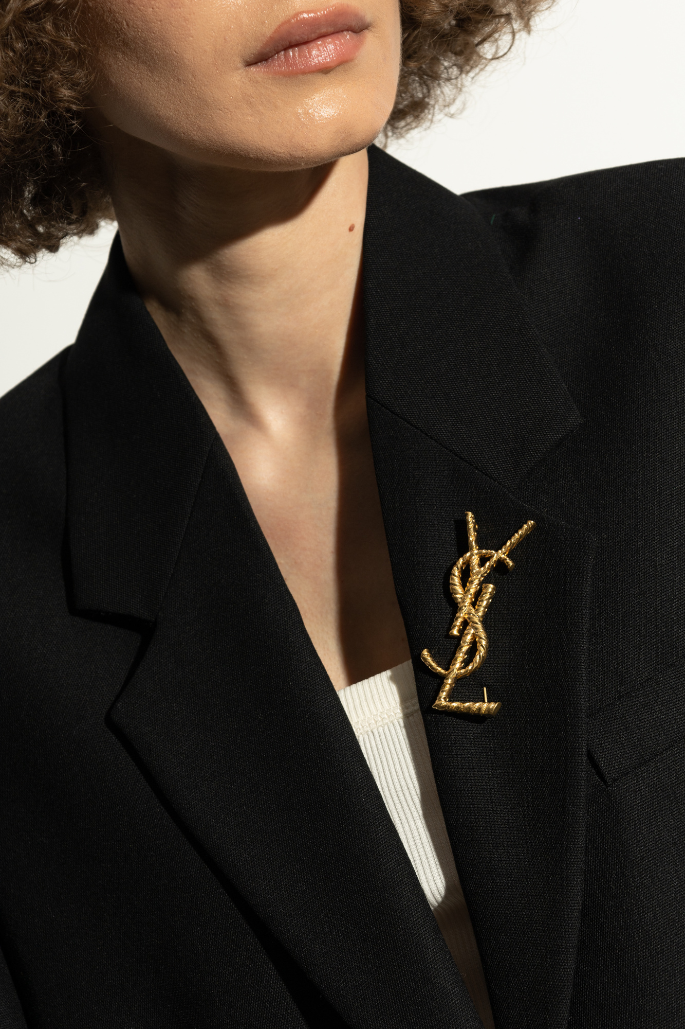 【Yves Saint Laurent】ゴールドロゴ刺繍　デザイン　ニット Saint Laurent YSL logo-plaque Brooch | Gold | FARFETCH JO